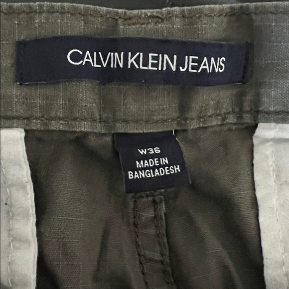Calvin Klein Jeans Men's Cargo Shorts - Picture 4 of 4